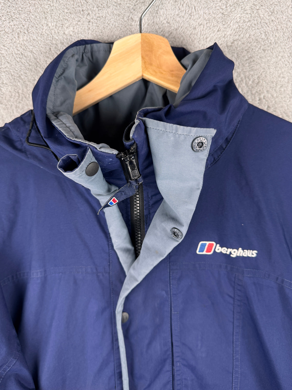 Vintage Berghaus Mens Small Navy Blue Waterproof Hiking Outdoor Jacket Coat