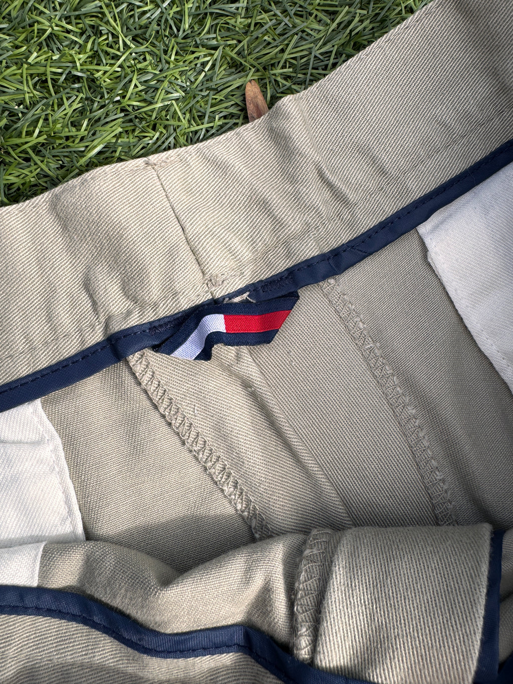 Tommy Hilfiger Mens Chino Trousers W30 L30 Beige Pleated Straight Leg Vintage